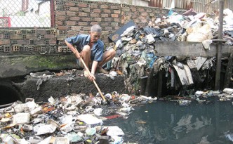 Hình ảnh ô nhiễm môi trường nước do xả rác bừa bãi